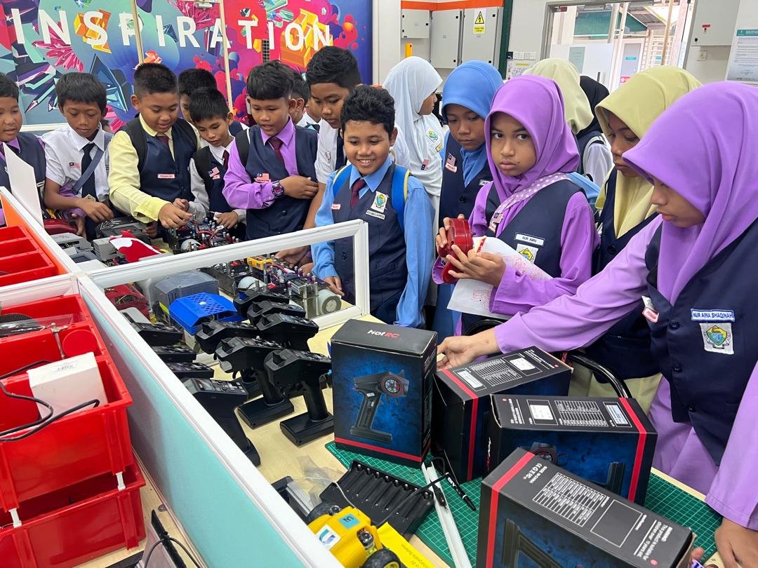 MURID DAN GURU SK CHEROK PALOH TERUJA LAWAT MAKMAL BERTEKNOLOGI TINGGI UMPSA DAN KILANG PEMASANGAN KERETA BERTARAF DUNIA